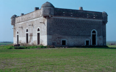 Il sistema di difesa dell'edificio erano quattro torrette angolari e parapetti con fessure per l'avvistamento e il fuoco