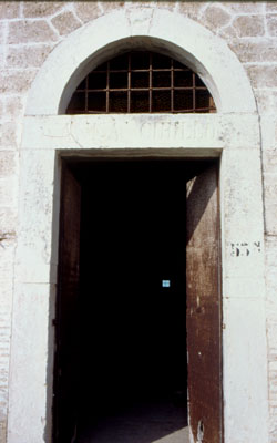 Ingresso centrale della facciata che porta inciso nome e cognome della proprietaria: Anna Cirillo. (foto Gioacchino Alba