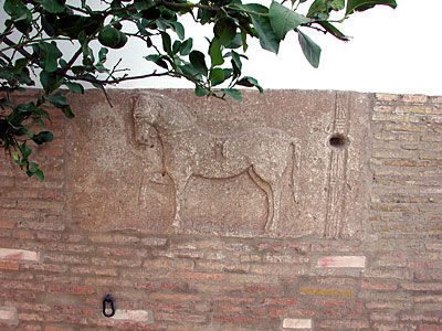 Bassorilievo di epoca romana murato nella facciata della masseria. (foto Gioacchino Albanese)