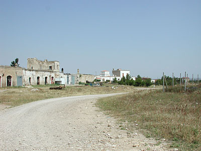 Veduta d'insieme della masseria con il complesso settecentesco (sul fondo) e quello ottocentesco (sulla sinistra). (foto