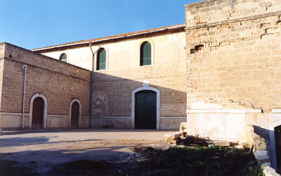 Parapetti dei corpi ortogonali con feritoie. (foto Gioacchino Albanese)