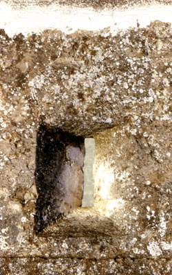Una delle feritoie di avvistamento e difesa, vista dall'interno del parapetto. (foto Gioacchino Albanese)