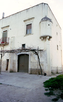 Visuale ad angolo della palazzina controllata su due lati dalla garitta angolare. (foto Gioacchino Albanese)
