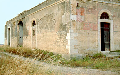 Feudo del Pero: facciata laterale dell'edificio a schiera . (foto Gioacchino Albanese)