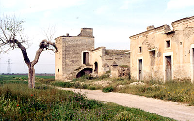 Veduta laterale del prospetto principale della masseria. (foto Gioacchino Albanese)