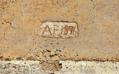 Incisione delle iniziali del proprietario e della data di costruzione della masseria. (foto Gioacchino Albanese)