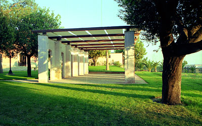 Porticato ricavato in un vecchio edificio di servizio della masseria. (foto Gioacchino Albanese)