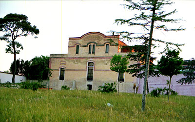La facciata posteriore della masseria-stabilimento vinicolo, oggi Tenuta Santa Maria. Al disopra dell'architrave dell'in