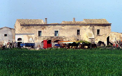 Edificio principale della masseria, usato un tempo come abitazione padronale del conte. (foto Gioacchino Albanese)