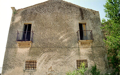 La facciata laterale dell'edificio principale con balconi in ferro e grate simili a quelle delle prigioni. (foto Gioacch