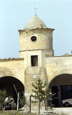 La torretta centrale che reca sul contrafforte la targhetta con l'indicazione cronologica del 1758. (foto Gioacchino Alb