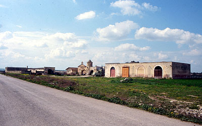 Gli edifici della masseria si affacciano sulla strada che attraversa la contrada monte Gentile. (foto Gioacchino Albanes