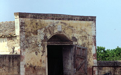 Uno dei capannoni di servizio che reca al di sopra dell'arco di ingresso la data 1836. (foto Gioacchino Albanese)
