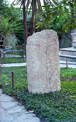 Colonna miliare che era murata ad un angolo del pozzo presso masseria Le Torri. E' dedicata a Costantino che fece ripara
