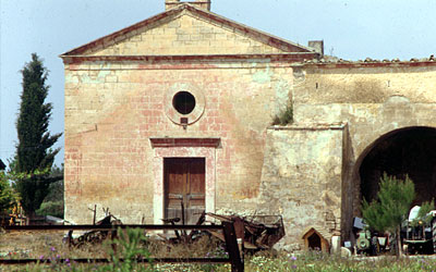 La facciata della chiesetta, dedicata a S. Casimiro di Polonia, santo protettore dell'allora duca di Cerignola Casimiro 