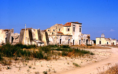 La parte diruta della masseria di posta affiancata alla vecchia parte padronale ancora abitata. (foto Gioacchino Albanes