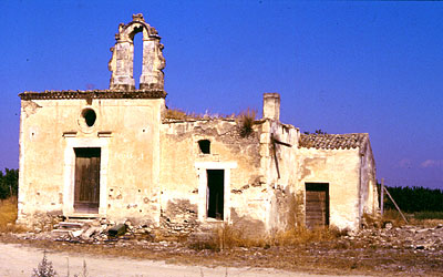 La chiesetta abbinata alla masseria con la tipologia di edifici affiancati a schiera. (foto Gioacchino Albanese)