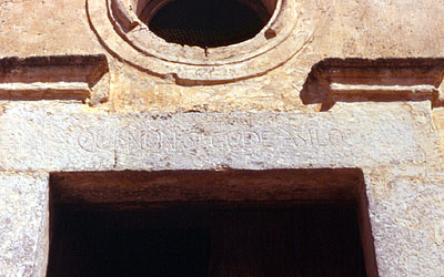 L'architrave in pietra della chiesetta. Reca incisa a lettere capitali la scritta QUI NON SI GODE ASILO. (foto Gioacchin