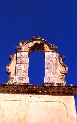 La cella campanaria della chiesetta, di stile secentesco. Stilisticamente ricorda il frontone della chiesetta della mass