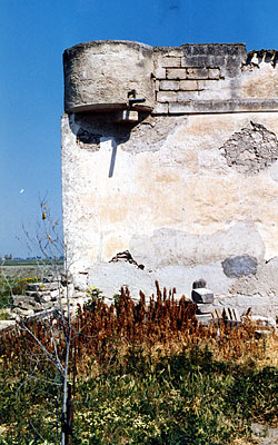 Resti di una garitta difensiva di forma cilindrica, posta ad angolo per controllare due lati dell'edificio. (foto Gioacc