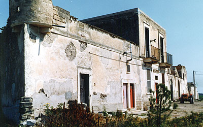 Prospetto principale del secondo complesso di edifici di Lupara. In primo piano i resti della garitta di difesa e l'edif