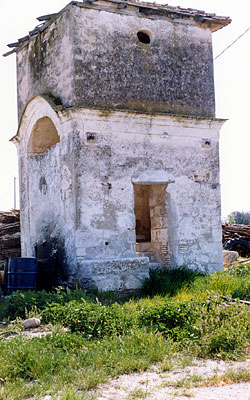 Il pozzo del secondo complesso della masseria Lupara. Al di sopra del pozzo è sistemato un edificio monocubiculare, che 