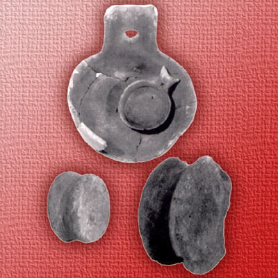 Vasi e rondelle dell'età del ferro ritrovate negli scavi di Ripalta. (foto Sovrintendenza archeologica )