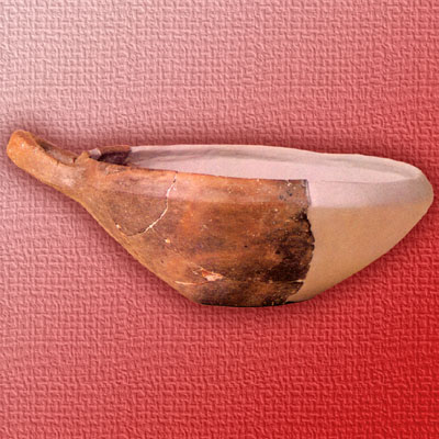 Ciotola di argilla con maniglia, dell'età del bronzo, ritrovata a Ripalta. (foto Sovrintendenza archeologica )
