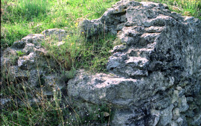 Muro preistorico di pietre a secco, costruito nell'età del ferro per proteggere il pianoro e il villaggio preistorico su