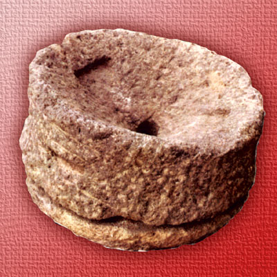 Macina per il grano, di età romana, in pietra vulcanica, ritrovata nei pressi di Ripalta e conservata nel Museo del gran