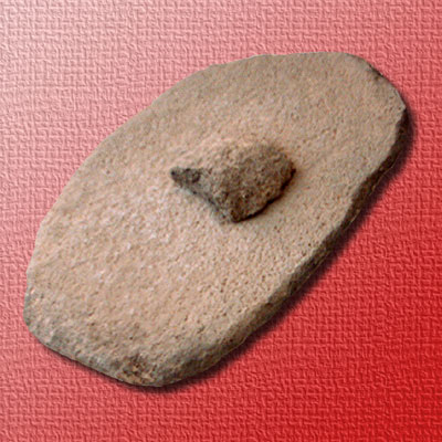 Macina per grano e frammento di macinello di età romana in pietra vulcanica, conservati nel Museo del grano di Cerignola