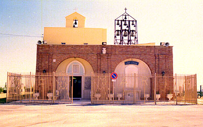 La chiesetta con i contrafforti ad arco della facciata che ingabbiano l'antica costruzione. (foto Gioacchino Albanese)