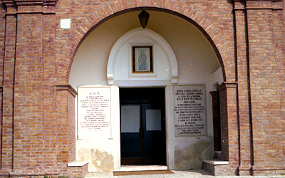Arco di ingresso alla chiesa con lapidi riguardanti vari eventi religiosi. (foto Gioacchino Albanese)