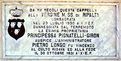 Lapide con lo stemma dei principi Pignatelli che ricorda l'intervento ristrutturativo della costruzione. (foto Gioacchin