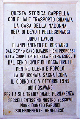 Lapide apposta sulla facciata di ingresso in ricordo del restauro della chiesetta nel 1949. (foto Gioacchino Albanese)