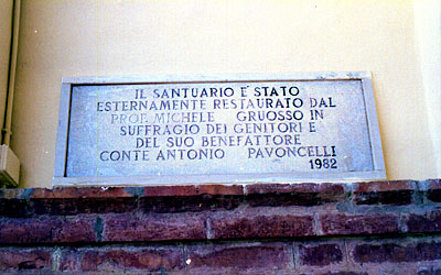Lapide apposta sul lato della facciata di ingresso in ricordo del restauro esterno della chiesetta nel 1982. (foto Gioac