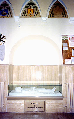 Teca in vetro con statua del Cristo morto, sistemata in una delle arcate della navata. (foto Gioacchino Albanese)