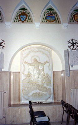 Bassorilievo con la Madonna assunta in cielo. Opera del maestro artigiano Nicola Calderisi. (foto Gioacchino Albanese)