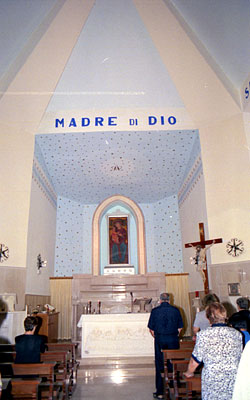 Presbiterio e abside della chiesetta. (foto Gioacchino Albanese)