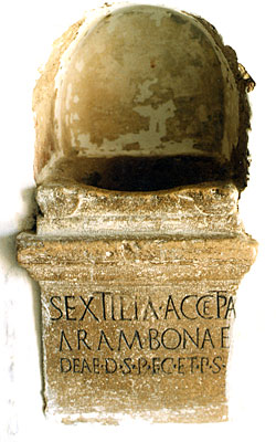 Epigrafe su ara romana, utilizzata attualmente come acquasantiera. L'ara fu donata al tempio pagano da tale SEXTILIA ACC
