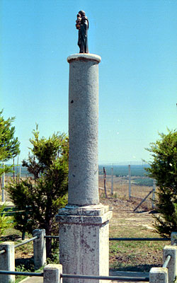 Colonna su piedistallo, recante alla sommità la statua di San Giuseppe con Bambino. (foto Gioacchino Albanese)
