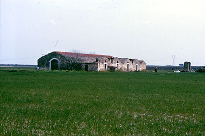 Masseria Mancini: la masseria e il pozzo. (foto Gioacchino Albanese)