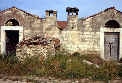 Masseria Mancini: camini che indicano la destinazione ad abitazione delle case a schiera. (foto Gioacchino Albanese)