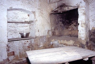 Masseria Mancini: interno con focolare e ripostiglio. (foto Gioacchino Albanese)