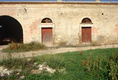 Sulla parete esterna di questo caseggiato sono riconoscibili gli originari archi di accesso chiusi per far posto a norma