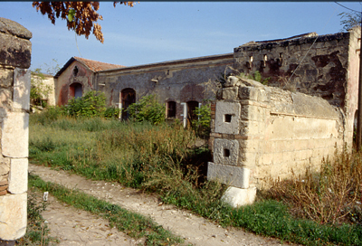 Caratteristica entrata delle poste detta "barrata" dove si riconoscono i fori dove venivano infilate le travi di legno p