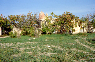 Spazio antistante la masseria destinato a lavori agricoli o a deposito macchinari. (foto Gioacchino Albanese)