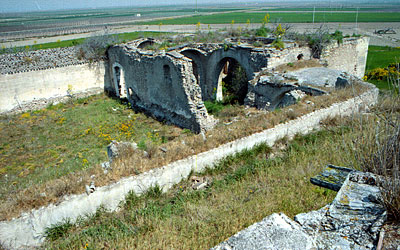 Caseggiati diruti affiancati alla masseria, che un tempo doveva essere molto articolata come centro rurale. (foto Gioacc