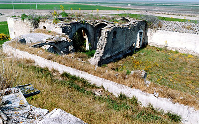 Caseggiati diruti, che sono ciò che resta della vecchia posta per le pecore. (foto Gioacchino Albanese)