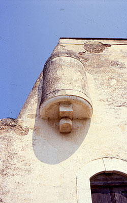 La garitta di difesa posta sulla parete frontale della masseria. E' sostenuta da due mensole e ha tre feritoie. (foto Gi